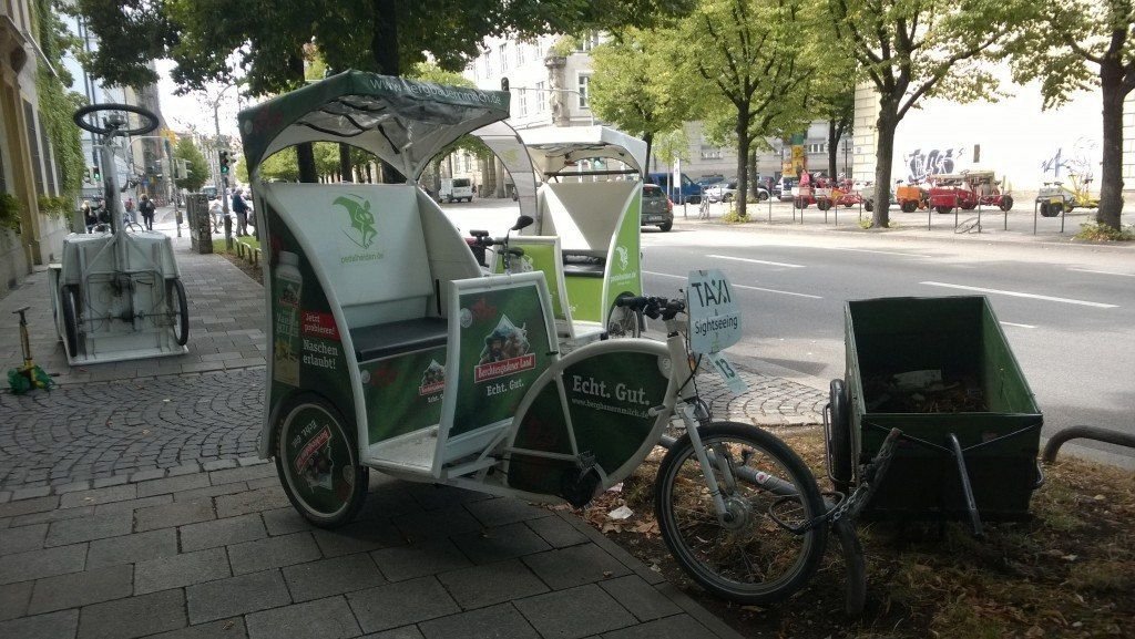 Bicicleta taxi de tres ruedas en la ciudad de Múnich.