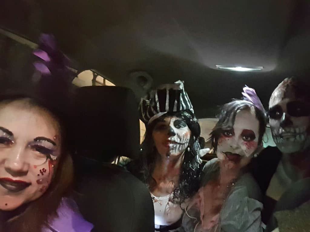 Diversión dentro de un taxi en la noche de Halloween Madrid